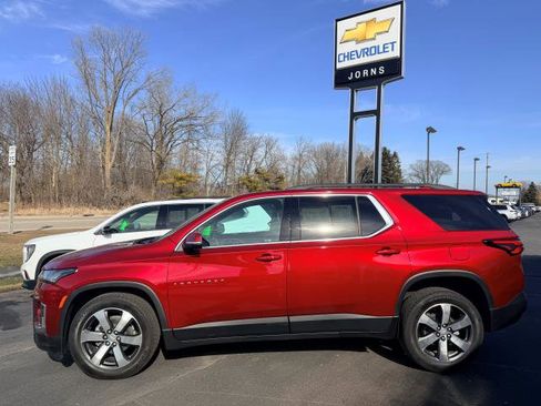 Used 2023 Chevrolet Traverse LT w/ LT Premium Package image 3
