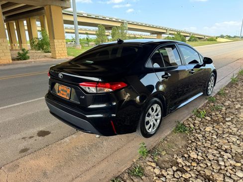 Used 2020 Toyota Corolla LE FWD image 3