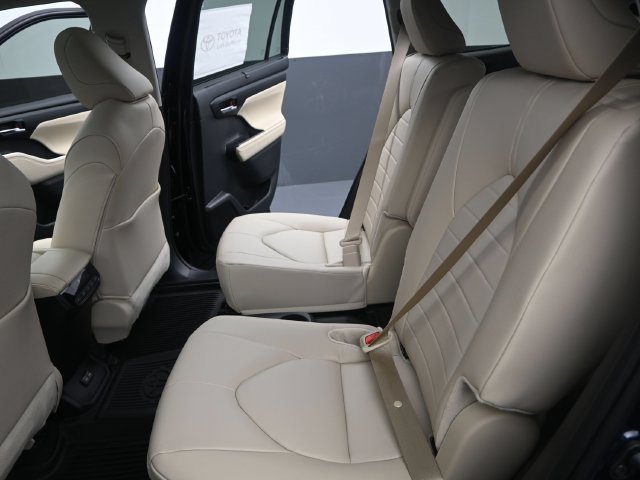 Used 2025 Toyota Highlander XLE FWD image 13