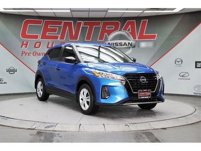 New 2025 Nissan Kicks Play S