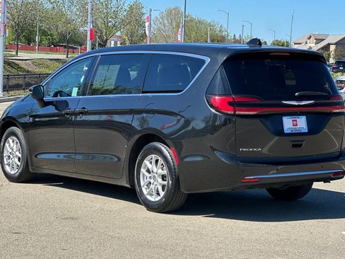 Used 2023 Chrysler Pacifica Touring-L FWD image 6