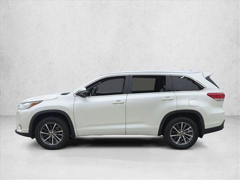 Certified 2017 Toyota Highlander XLE AWD/4WD image 9