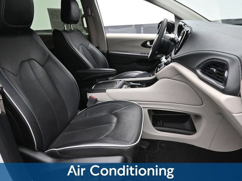 Used 2024 Chrysler Pacifica Limited FWD image 10