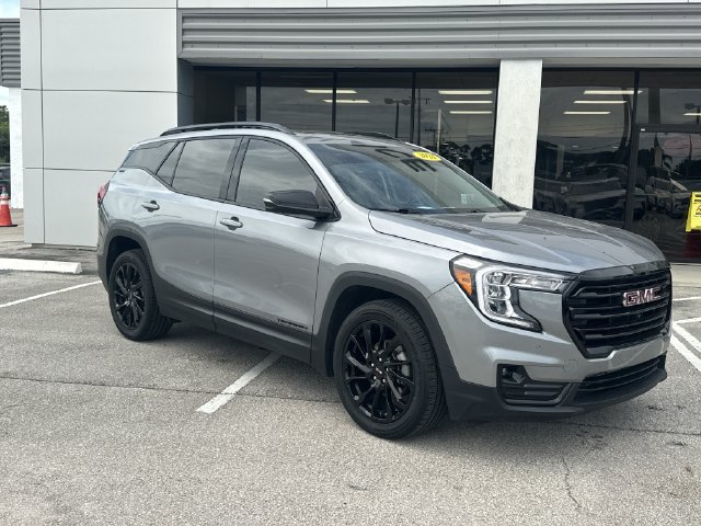 Used 2023 GMC Terrain SLT w/ Tech Package FWD image 4