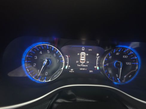 Used 2021 Chrysler Pacifica Touring-L FWD image 10
