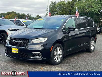 Used 2023 Chrysler Pacifica Touring-L w/ Uconnect Theater Family Group