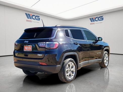 Used 2025 Jeep Compass Latitude w/ Sun & Sound Group AWD/4WD image 3