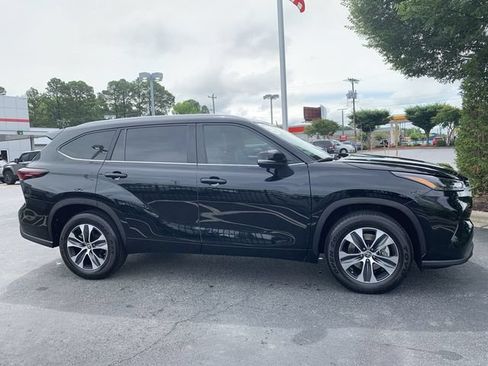 Used 2024 Toyota Highlander XLE FWD image 9