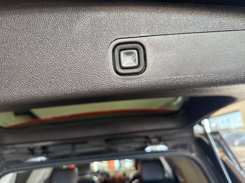 Used 2011 Cadillac Escalade Luxury image 32