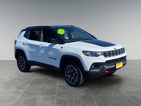 Used 2024 Jeep Compass Trailhawk AWD/4WD image 7
