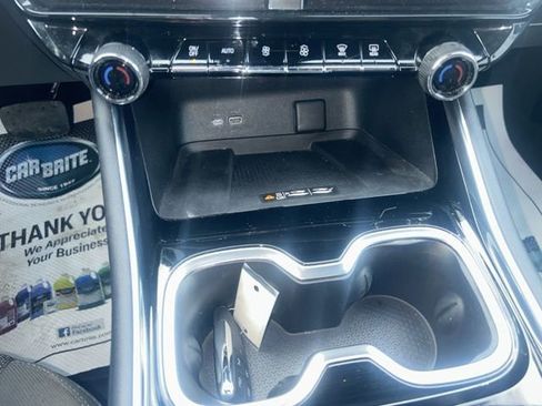 Used 2025 Chevrolet Traverse LT image 24