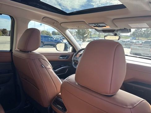 New 2025 Nissan Pathfinder Platinum w/ Black Appearance Package image 10