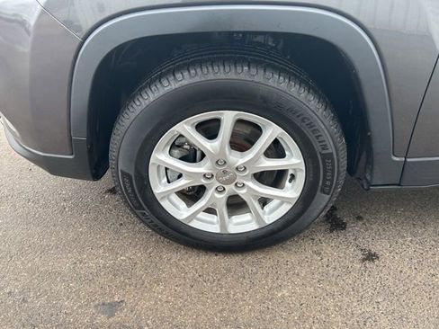 Used 2022 Jeep Cherokee Latitude Lux w/ Sun & Sound Group AWD/4WD image 48