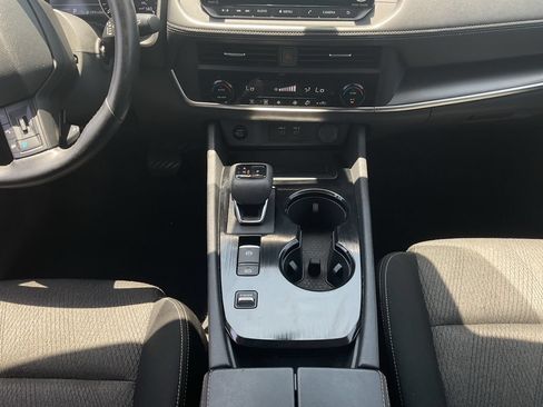 Used 2025 Nissan Rogue SV FWD image 13