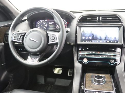 Used 2019 Jaguar F-PACE S AWD/4WD image 24