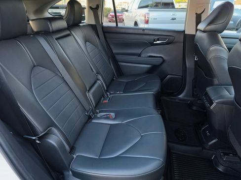 Used 2021 Toyota Highlander XLE FWD image 17