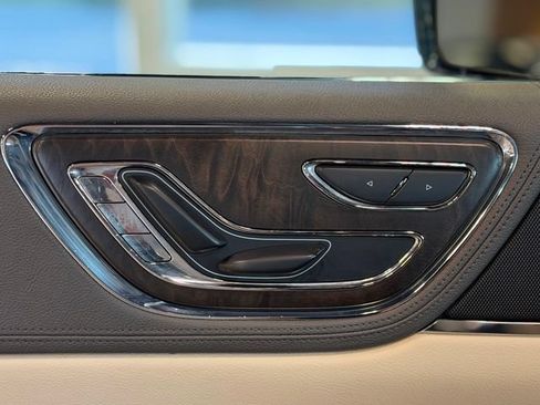Used 2017 Lincoln Continental Select w/ Climate Package FWD image 19