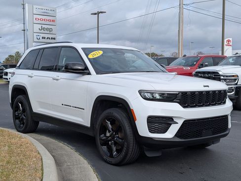 Used 2023 Jeep Grand Cherokee Altitude image 3