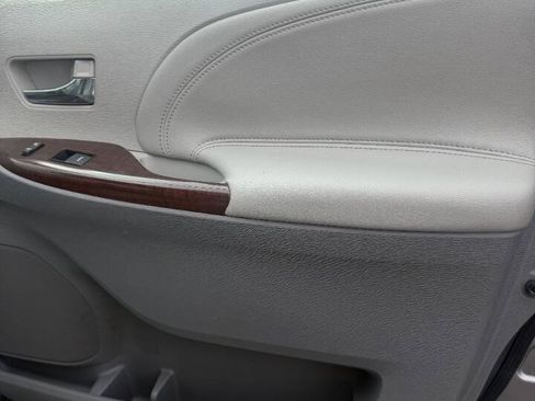 Used 2011 Toyota Sienna Limited w/ Premium Pkg AWD/4WD image 2