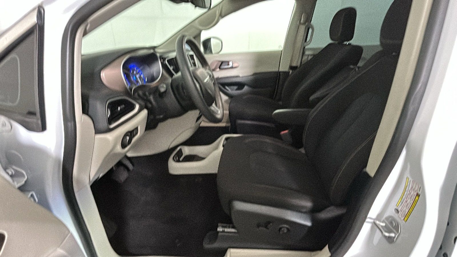 Used 2024 Chrysler Voyager LX FWD image 13