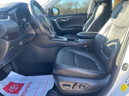 Used 2022 Toyota RAV4 Limited image 11