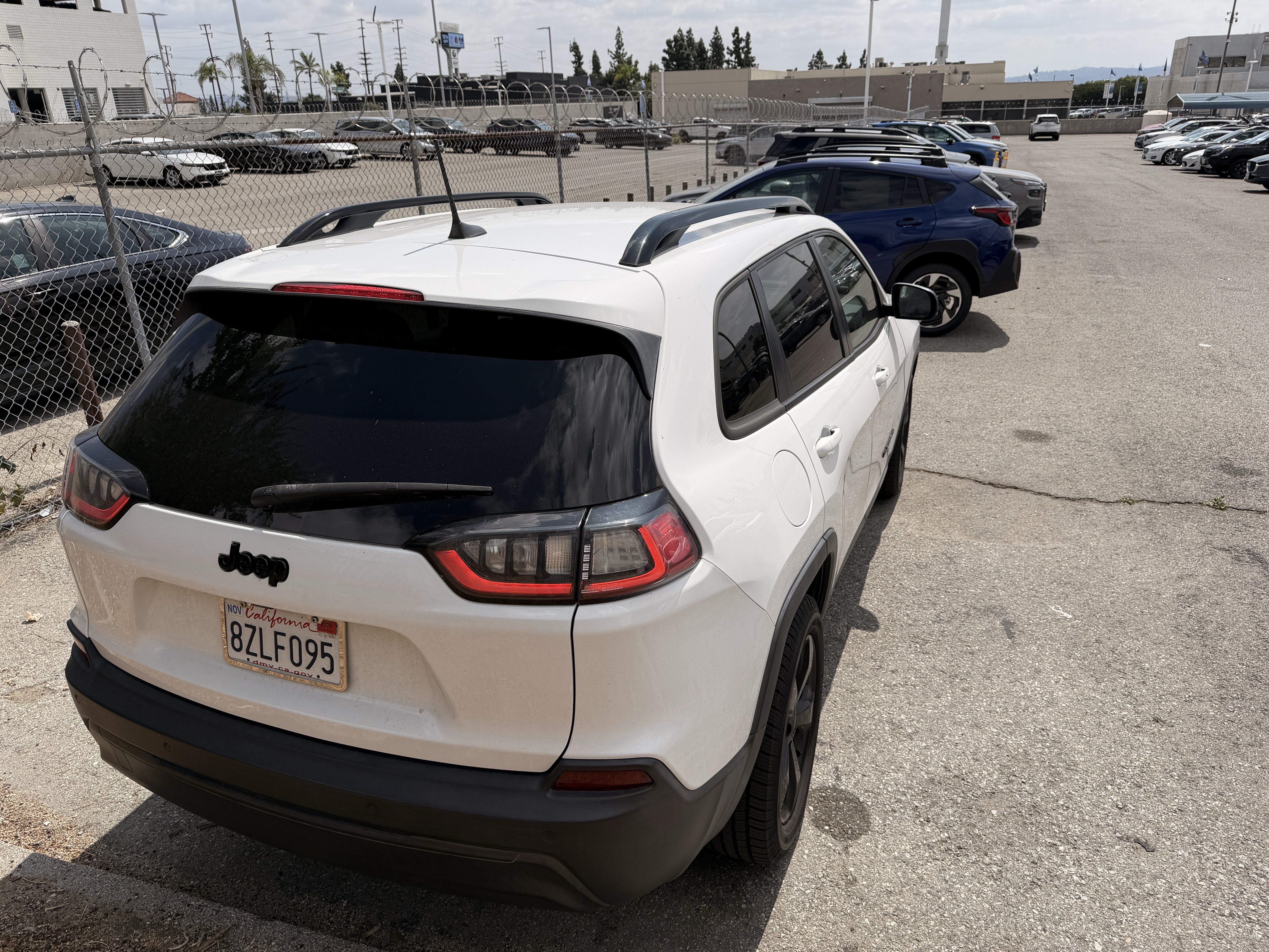 Used 2019 Jeep Cherokee Latitude Plus FWD image 2