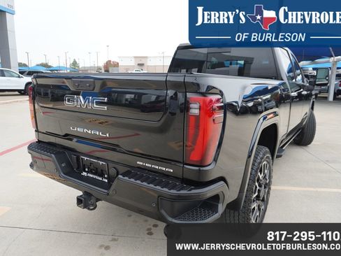Used 2025 GMC Sierra 2500 Denali Ultimate image 5