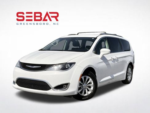 Used 2018 Chrysler Pacifica Touring-L image 1