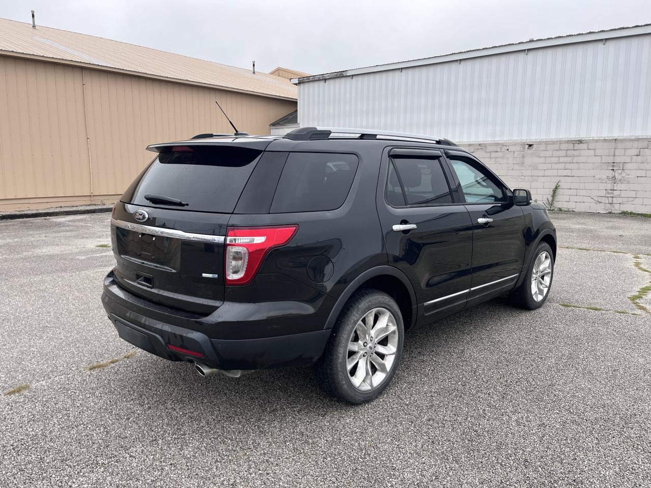 Used 2015 Ford Explorer XLT w/ Equipment Group 202B AWD/4WD image 3