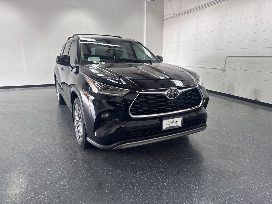 Used 2021 Toyota Highlander Platinum AWD/4WD image 1