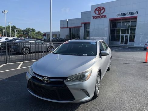 Used 2015 Toyota Camry SE w/ Moonroof Package FWD image 1