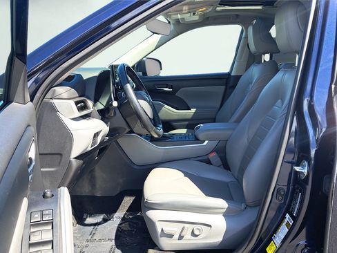 Used 2021 Toyota Highlander XLE AWD/4WD image 10