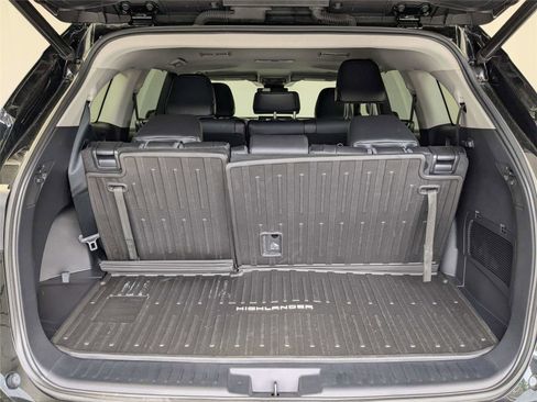 Used 2021 Toyota Highlander XLE image 10