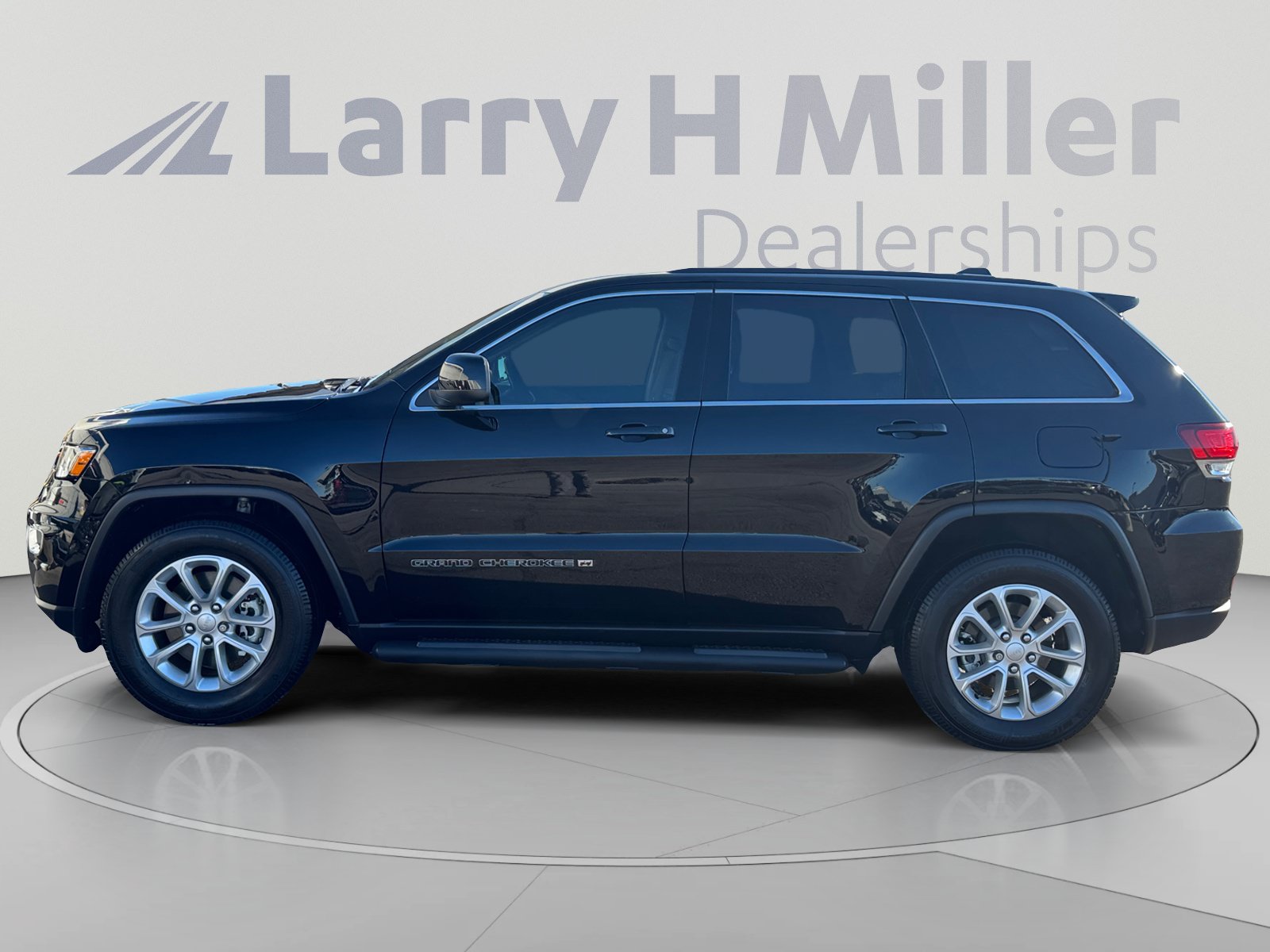 Used 2022 Jeep Grand Cherokee Laredo E RWD image 2
