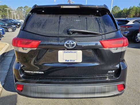 Used 2019 Toyota Highlander XLE image 12