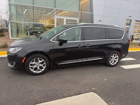 Used 2019 Chrysler Pacifica Touring-L Plus w/ Tire & Wheel Group image 4
