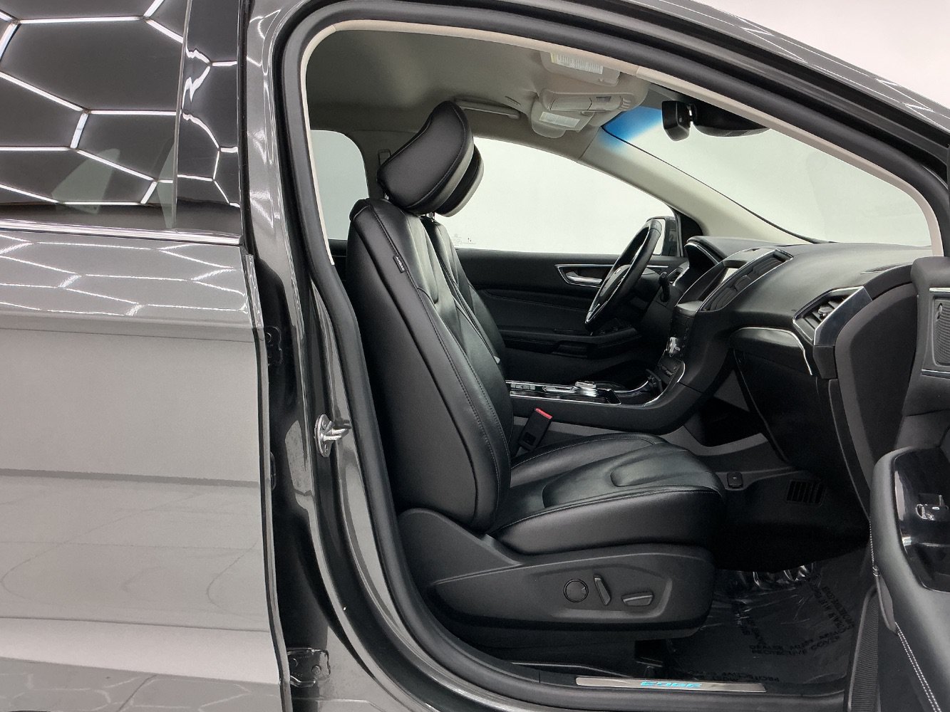 Used 2020 Ford Edge Titanium FWD image 15