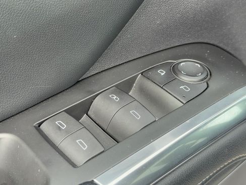 Used 2025 Chevrolet Traverse LT FWD image 15