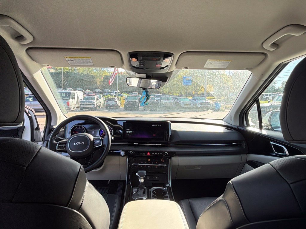 Used 2024 Kia Carnival EX FWD image 12
