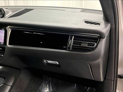 Used 2025 Porsche Macan image 28