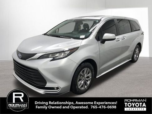 Used 2023 Toyota Sienna XLE AWD/4WD image 2