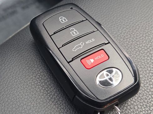 Used 2024 Toyota Highlander XLE AWD/4WD image 39
