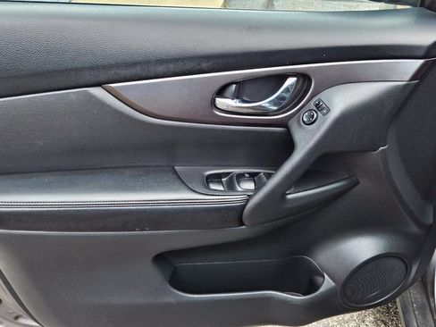Used 2016 Nissan Rogue SV w/ SV Premium Package AWD/4WD image 4