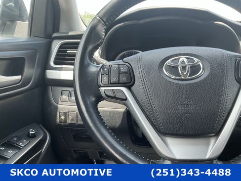 Used 2019 Toyota Highlander XLE FWD image 19