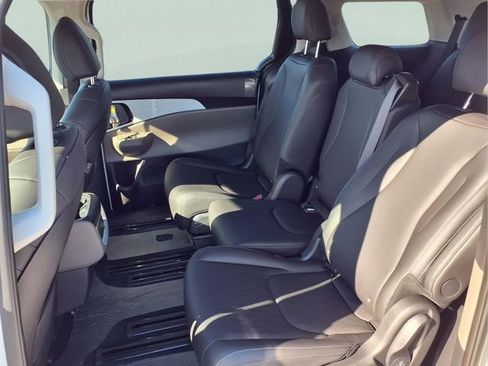 New 2026 Kia Carnival LXS image 17