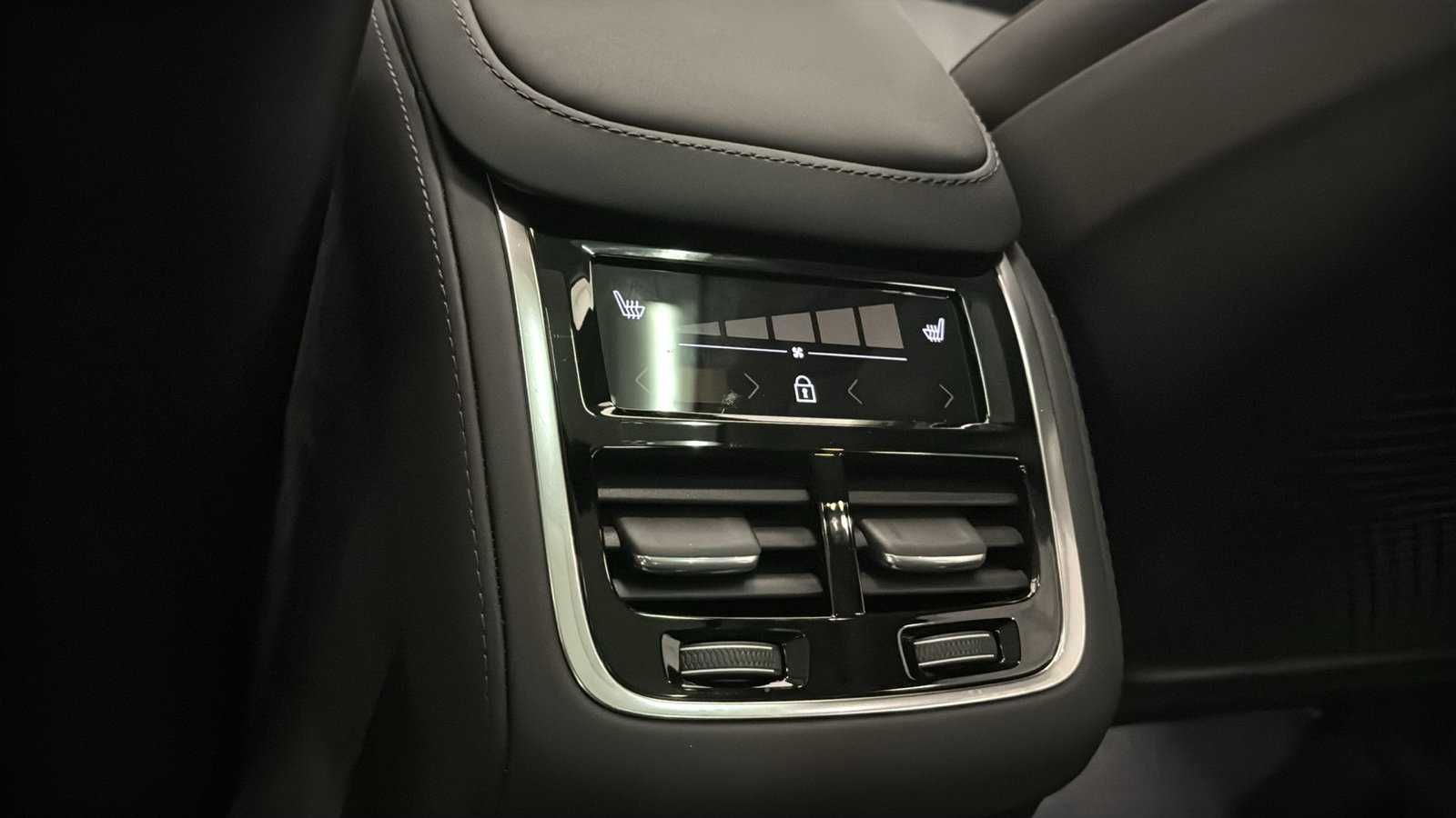 New 2026 Volvo XC90 T8 Plus w/ Protection Package Premier AWD/4WD image 28