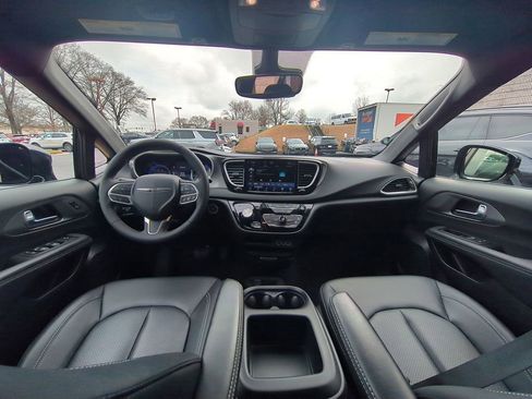 Used 2025 Chrysler Pacifica Select image 25