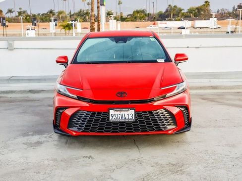 Used 2025 Toyota Camry SE image 3