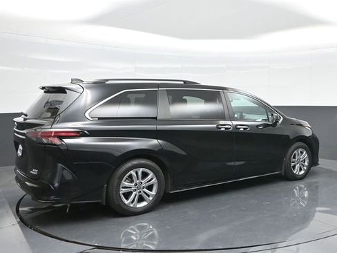 Used 2022 Toyota Sienna XSE image 3