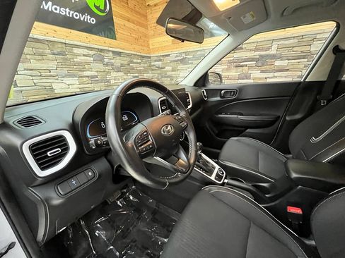 Used 2024 Hyundai Venue Limited FWD image 24